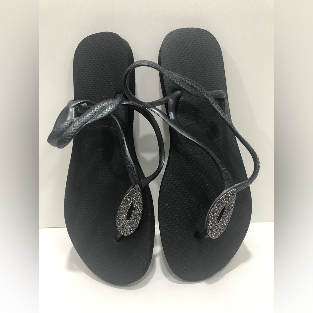❗️SOLD ❗️NWOT Havaianas Black Sandals with Sleek T-Strap Design